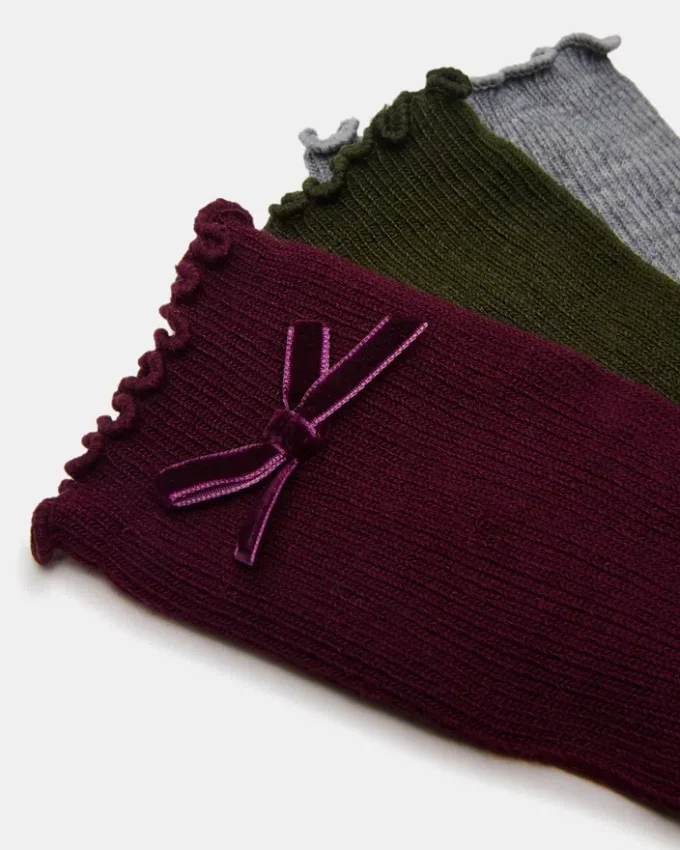 Συσκευασία 3 ζευγών κάλτσες Folly Velvet Bow Rib Crew σε χρώμα κεράσι Συσκευασία 3 ζευγών κάλτσες Folly Velvet Bow Rib Crew σε χρώμα κεράσι